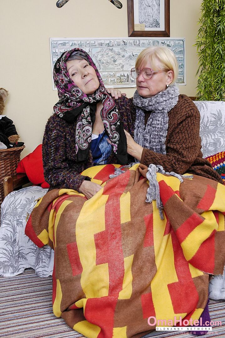 OLDER LESBIANS MASTURBATING HARD