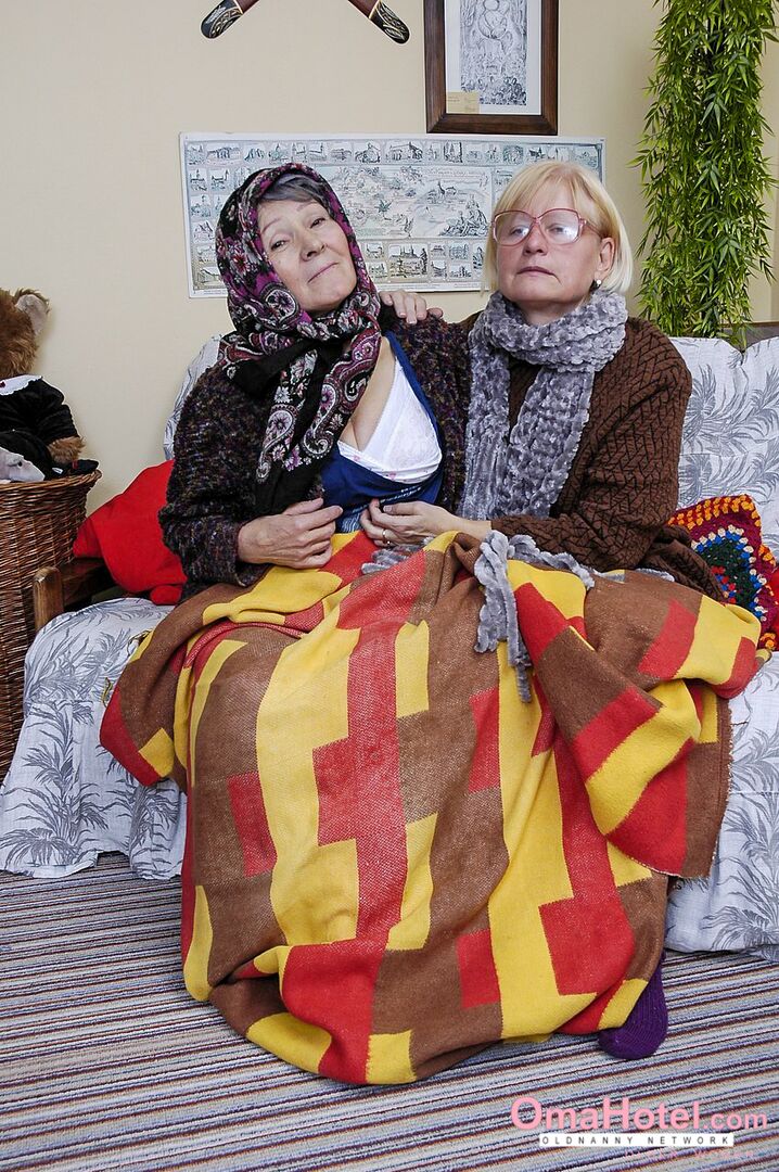 OLDER LESBIANS MASTURBATING HARD