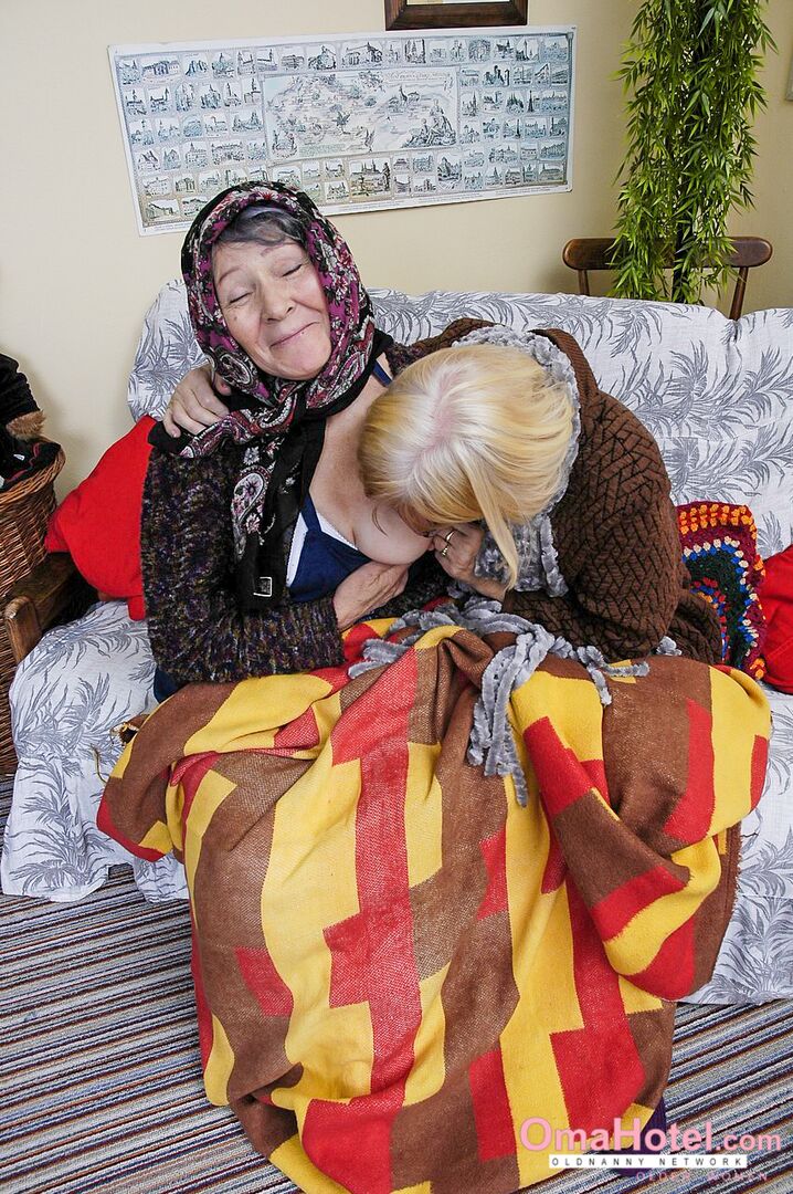 OLDER LESBIANS MASTURBATING HARD