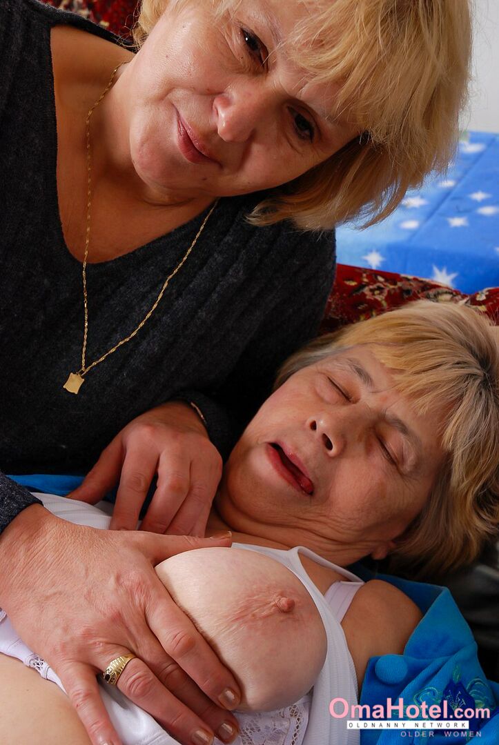 OLDER LESBIAN DUO GETTING HUGE MUTUAL ORGASM