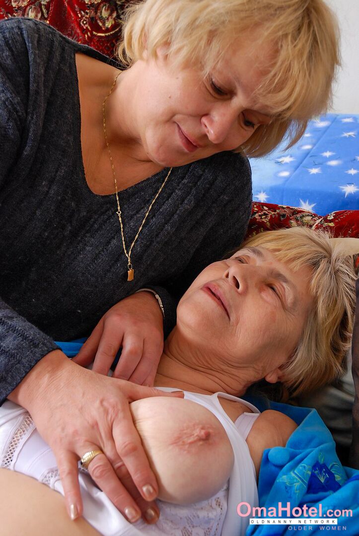 OLDER LESBIAN DUO GETTING HUGE MUTUAL ORGASM