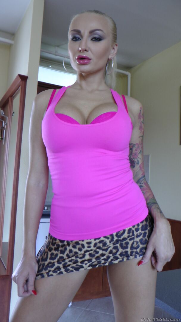 Watch Me, Bitch #04, Scene #01