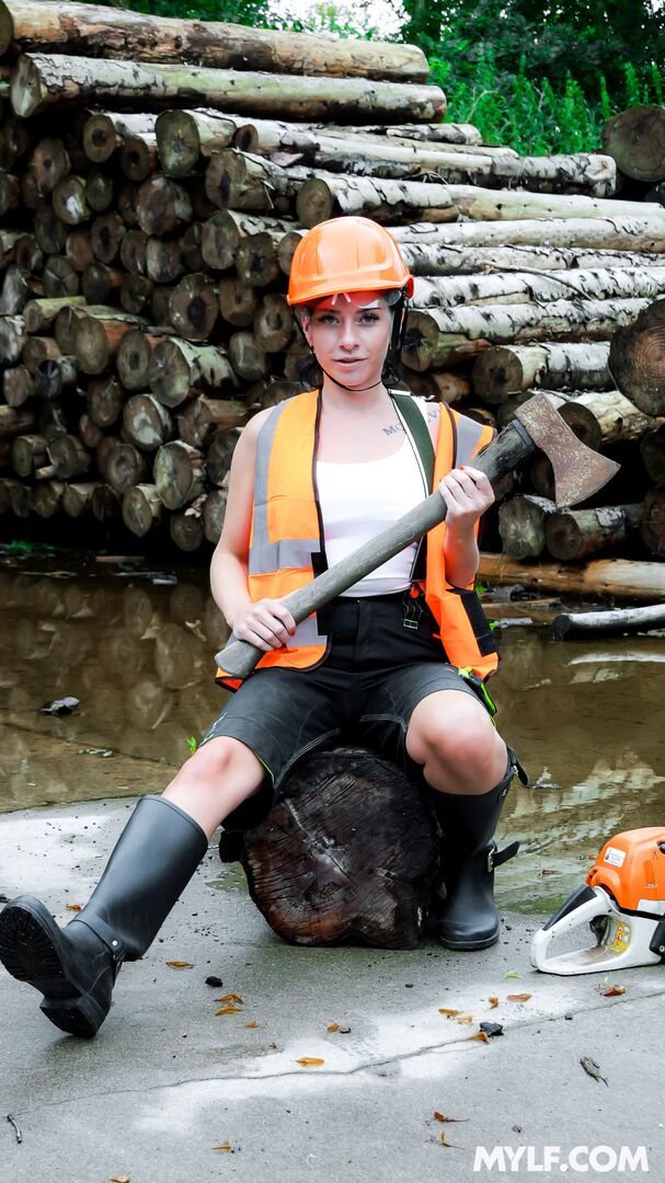 Lady Lumberjack Can Handle Any Wood (CG Dangers Debut)