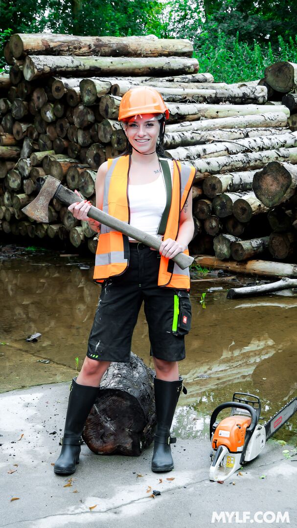 Lady Lumberjack Can Handle Any Wood (CG Dangers Debut)