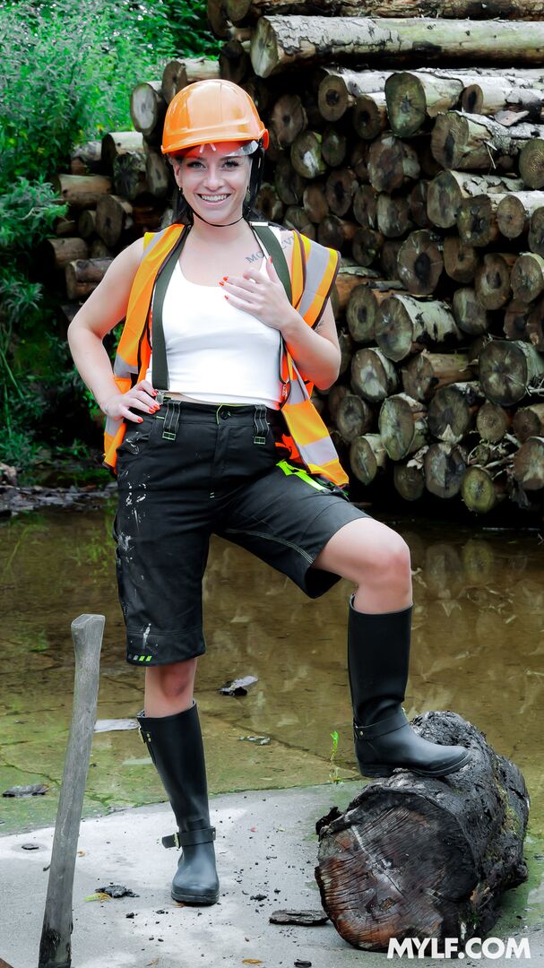 Lady Lumberjack Can Handle Any Wood (CG Dangers Debut)