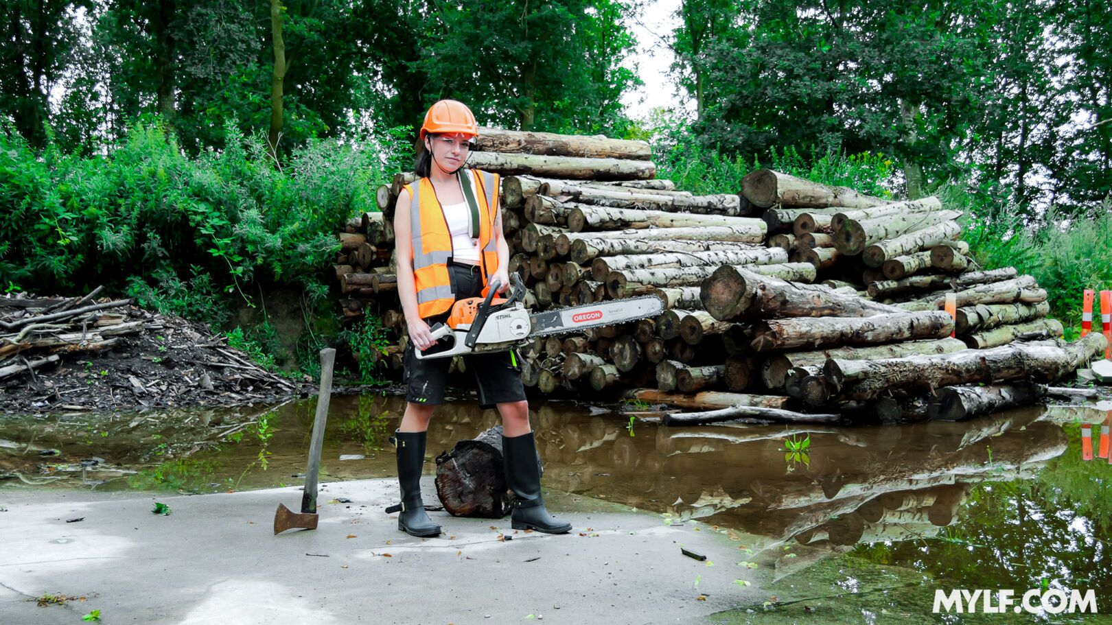Lady Lumberjack Can Handle Any Wood (CG Dangers Debut)