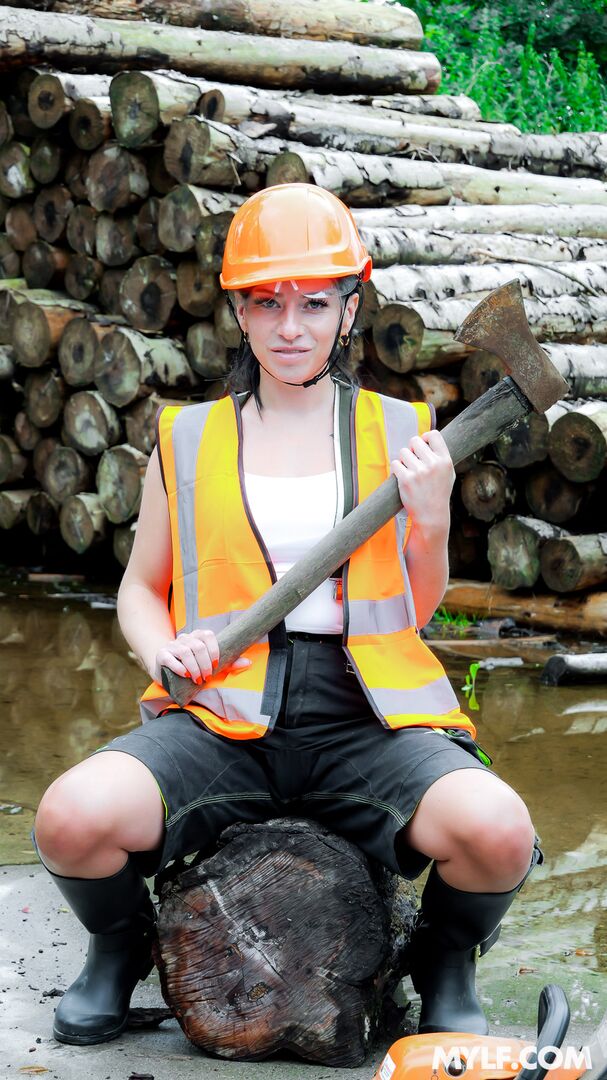 Lady Lumberjack Can Handle Any Wood (CG Dangers Debut)