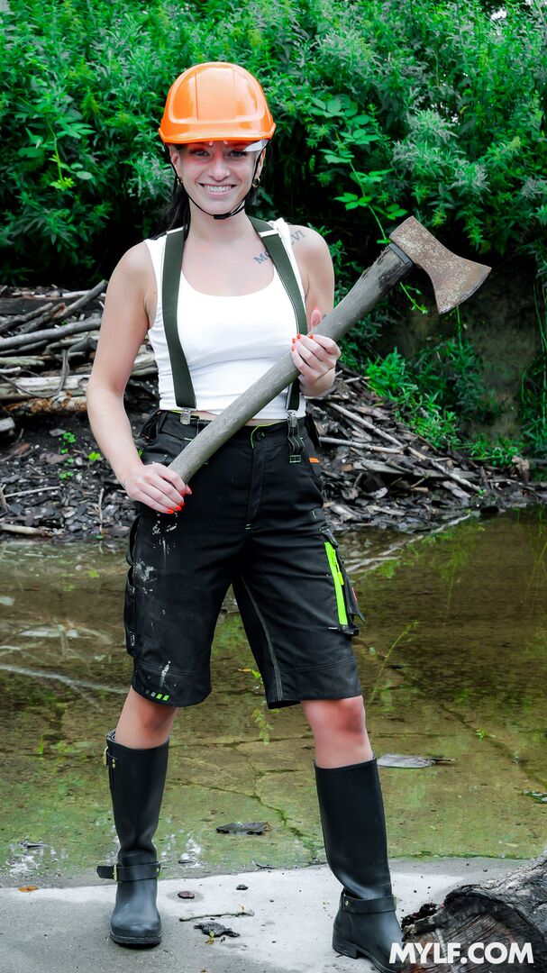 Lady Lumberjack Can Handle Any Wood (CG Dangers Debut)