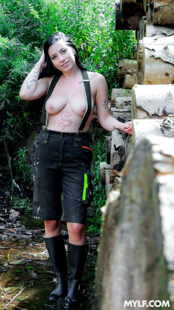 Lady Lumberjack Can Handle Any Wood (CG Dangers Debut)