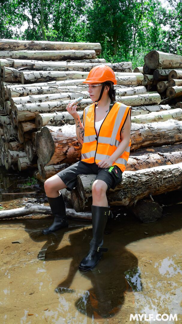 Lady Lumberjack Can Handle Any Wood (CG Dangers Debut)
