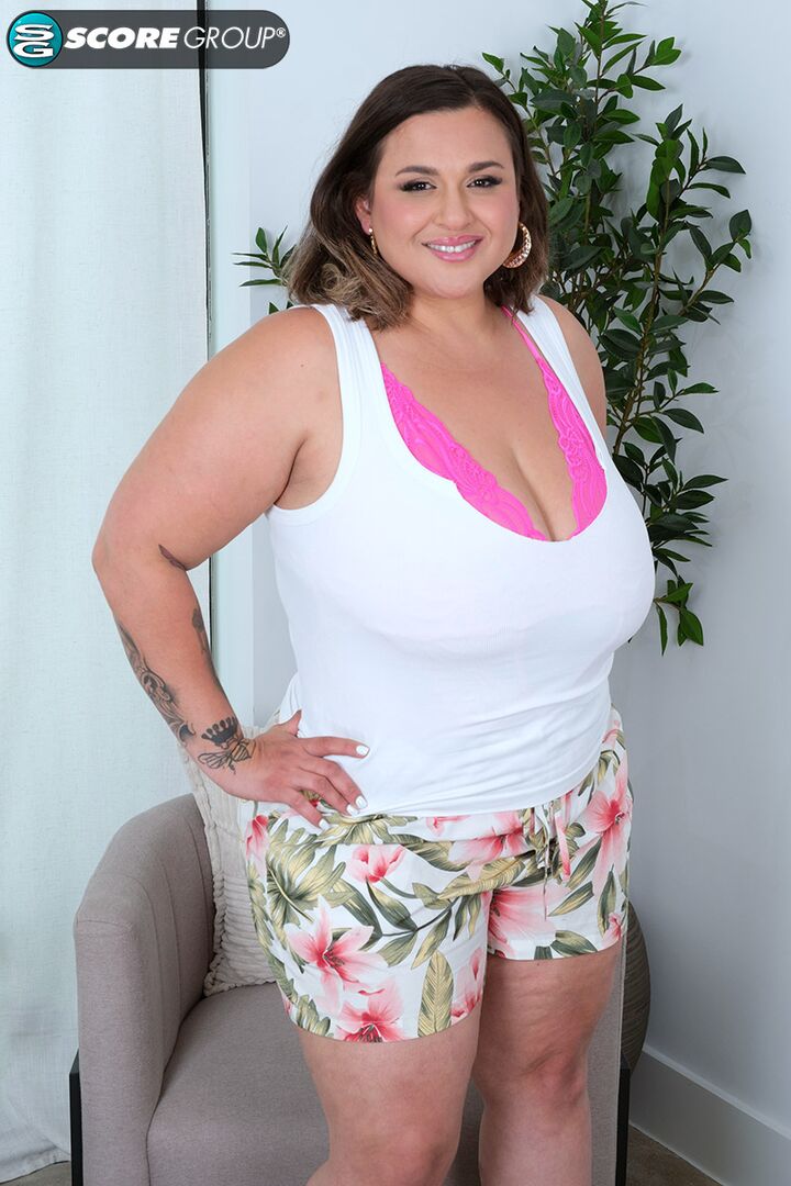 Hot MILF Lexxxie Enjoys Adventure