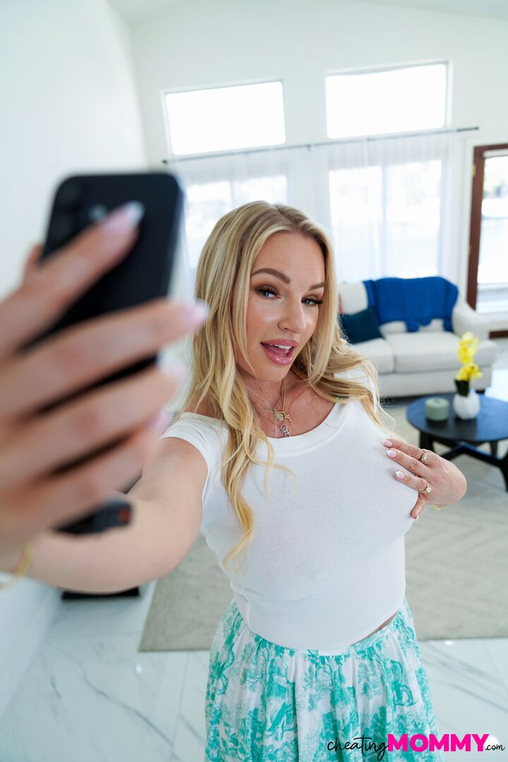 Stepmom Cant Resist A Big Dick - S3:E2