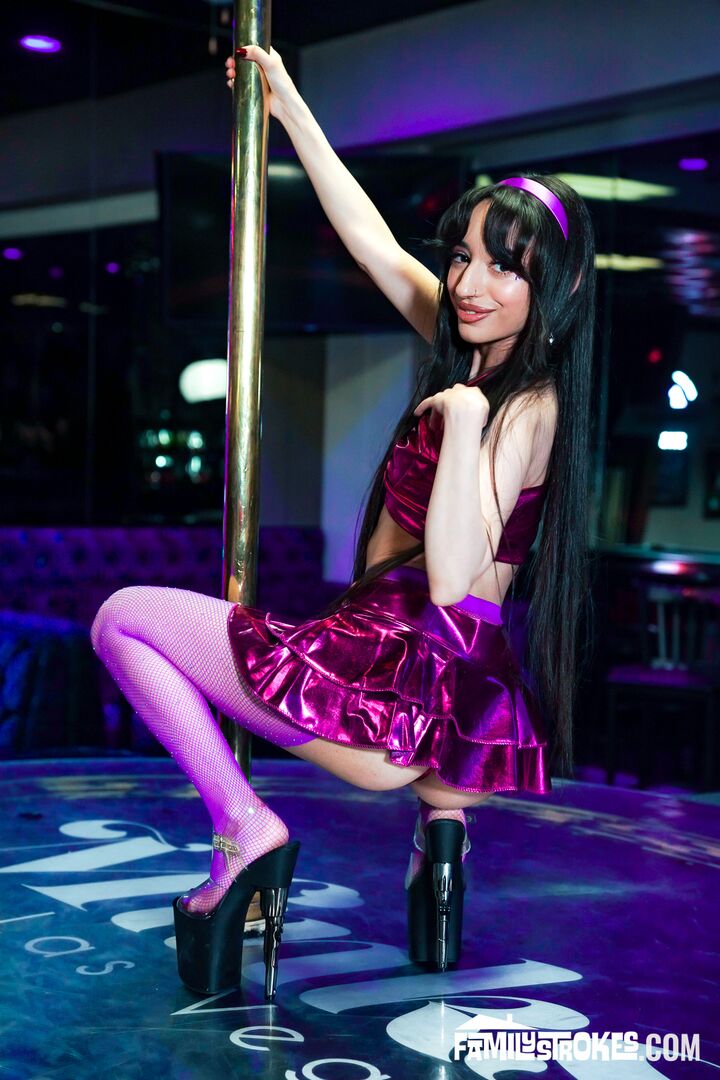 “Spitroast Me, Just Don’t Tell Mom I’m a Stripper!” Ronnie’s Secret Revealed