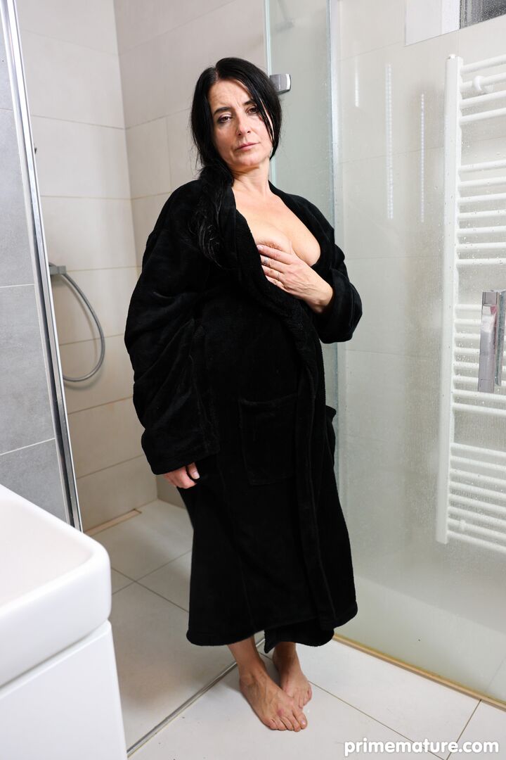 Come shower with Roxxy Sinn