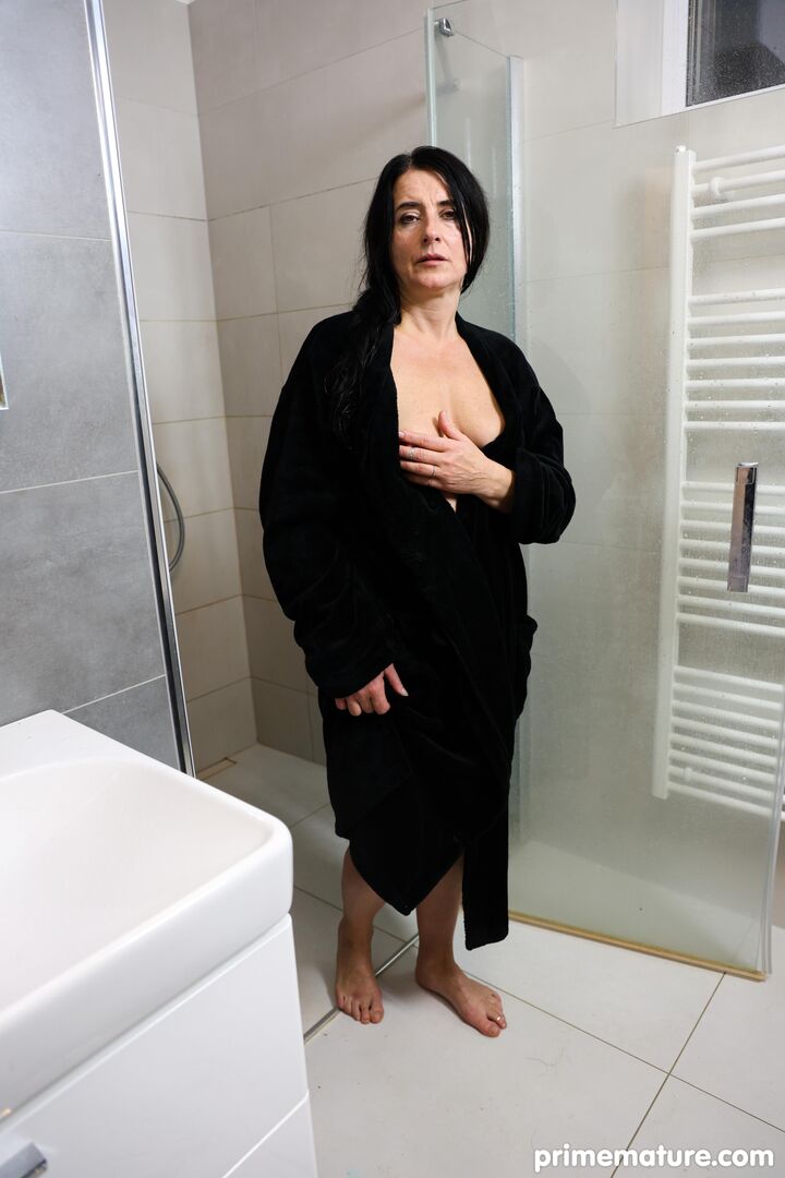 Come shower with Roxxy Sinn