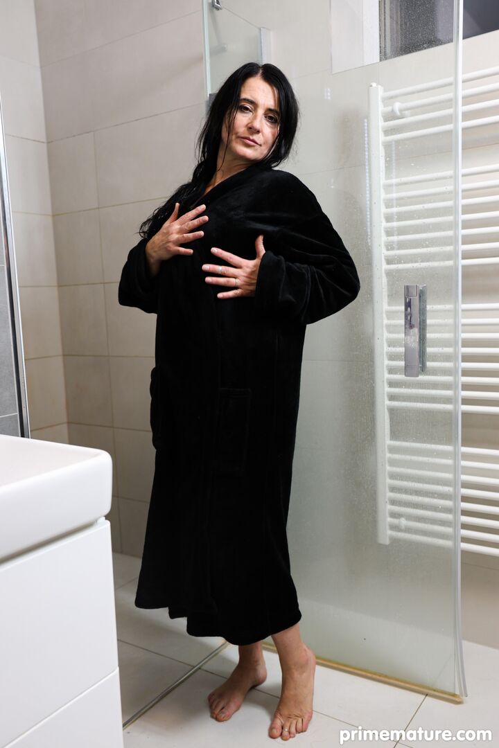 Come shower with Roxxy Sinn