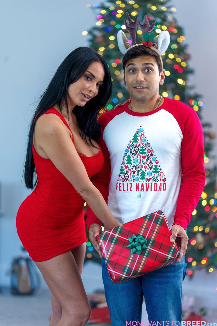 Cumming Down My Stepmoms Chimney On Christmas - S8:E7