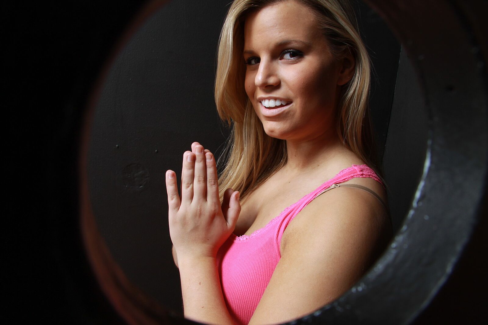 Jessica Marie Enjoys Cumshot In Gloryhole