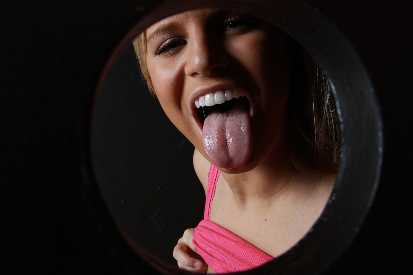 Jessica Marie Enjoys Cumshot In Gloryhole