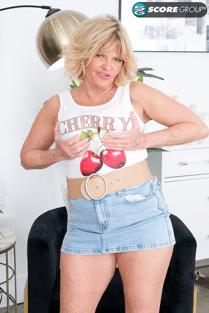 Elara Elis, 62, wants you to enjoy her fine, fuckable ass and mature pussy