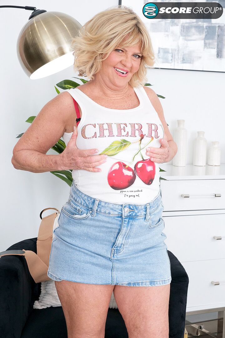 Elara Elis, 62, wants you to enjoy her fine, fuckable ass and mature pussy