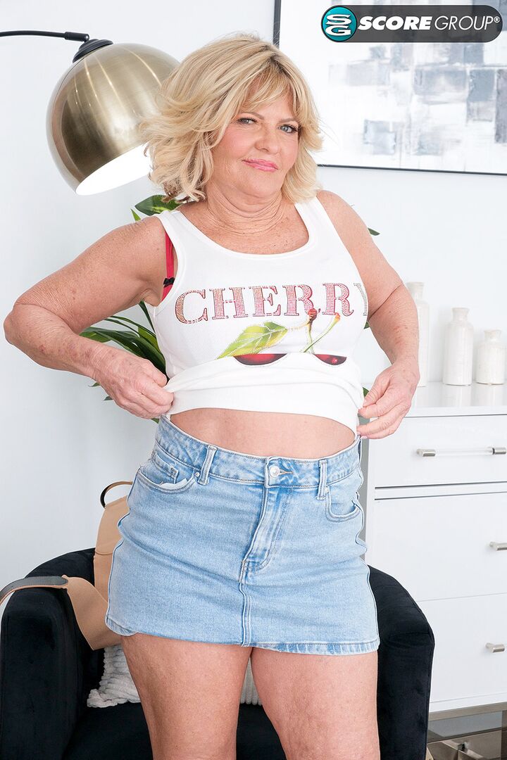 Elara Elis, 62, wants you to enjoy her fine, fuckable ass and mature pussy