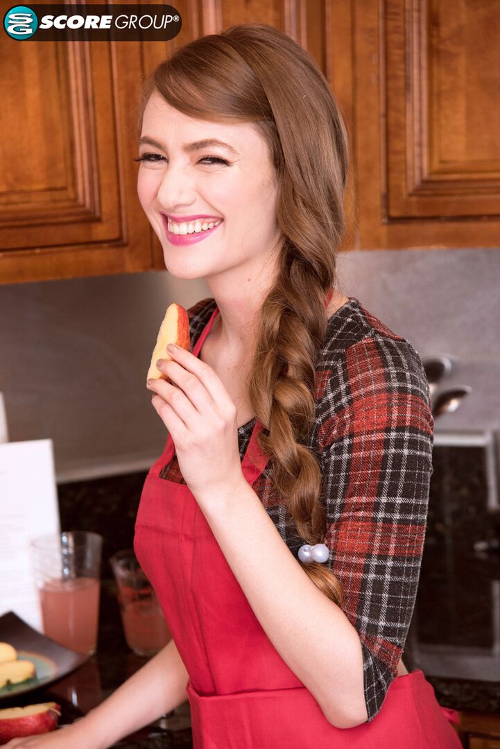 Cumming in the kitchen with girl-next-door Samantha