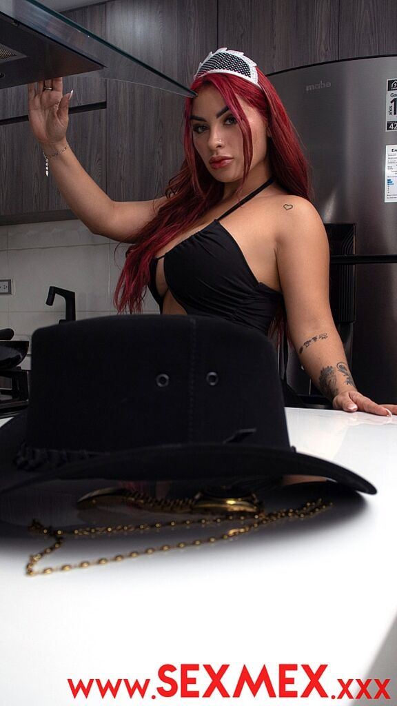 HOT HOUSEKEEPER . Alejandra Palacios