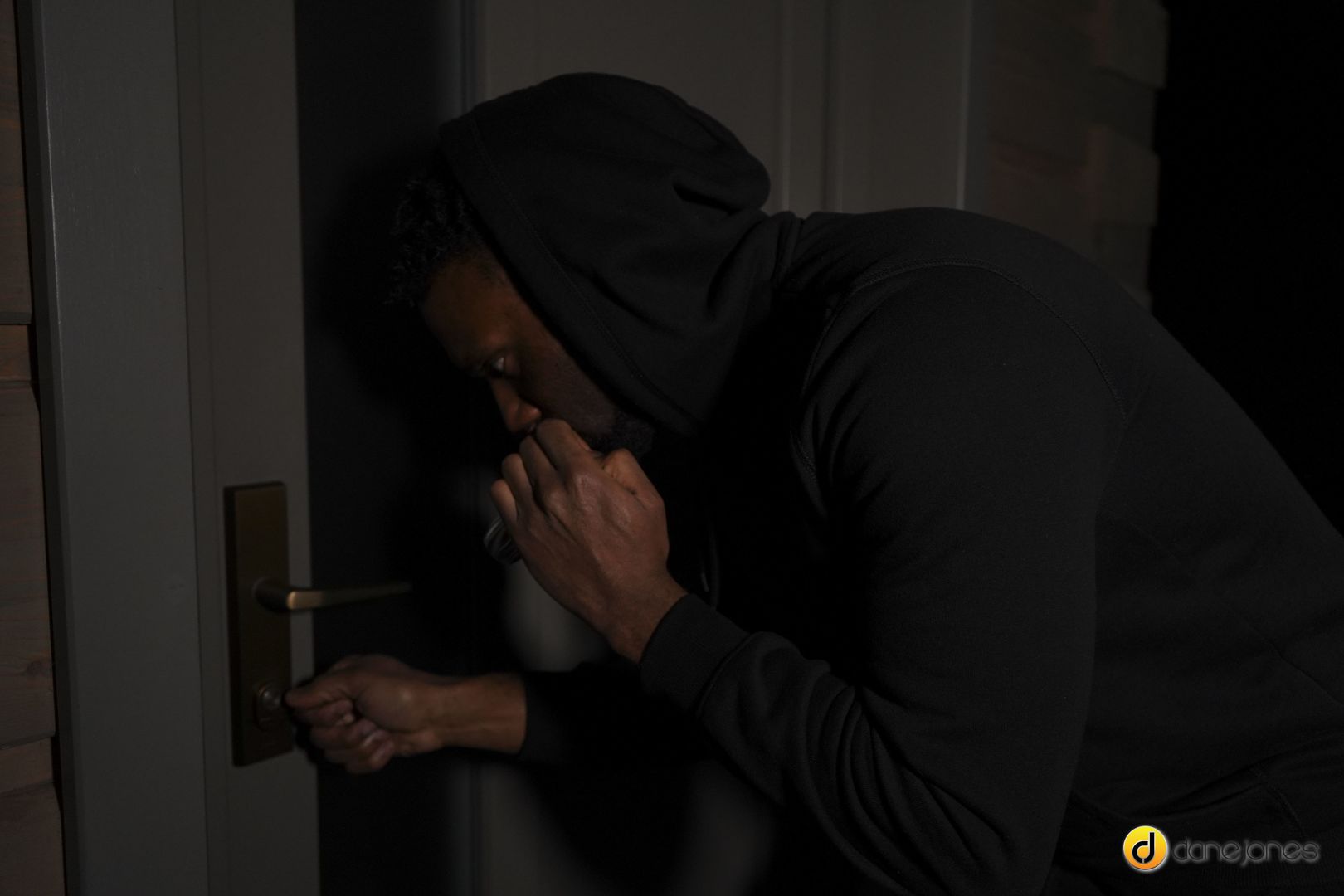 Intruder handcuffed by housewife