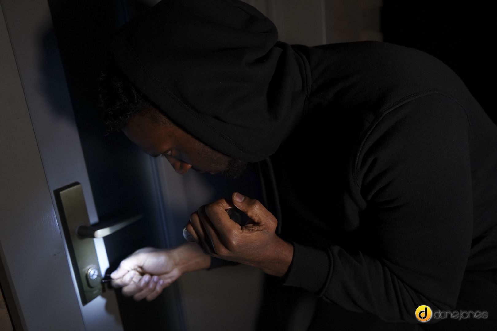 Intruder handcuffed by housewife