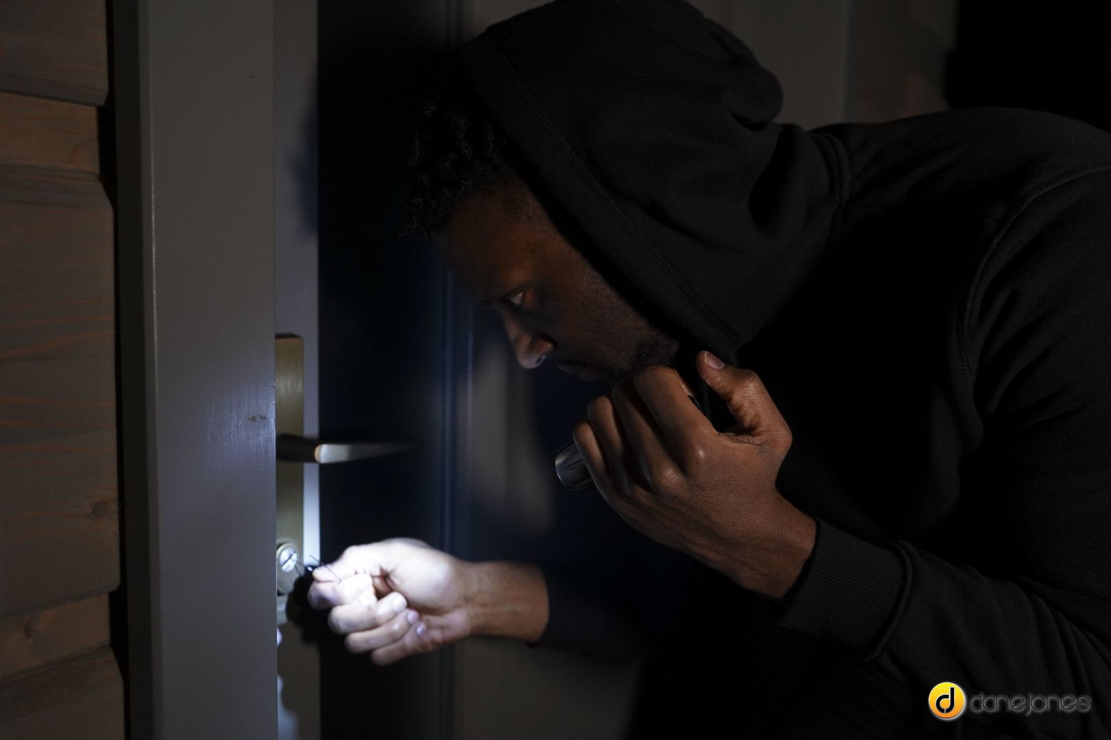 Intruder handcuffed by housewife
