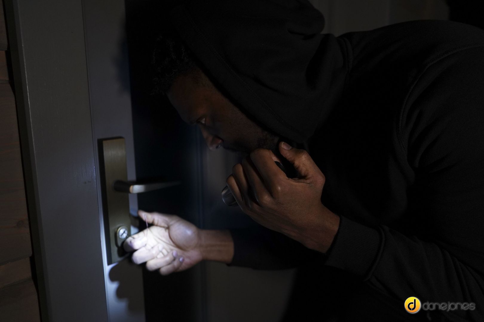 Intruder handcuffed by housewife