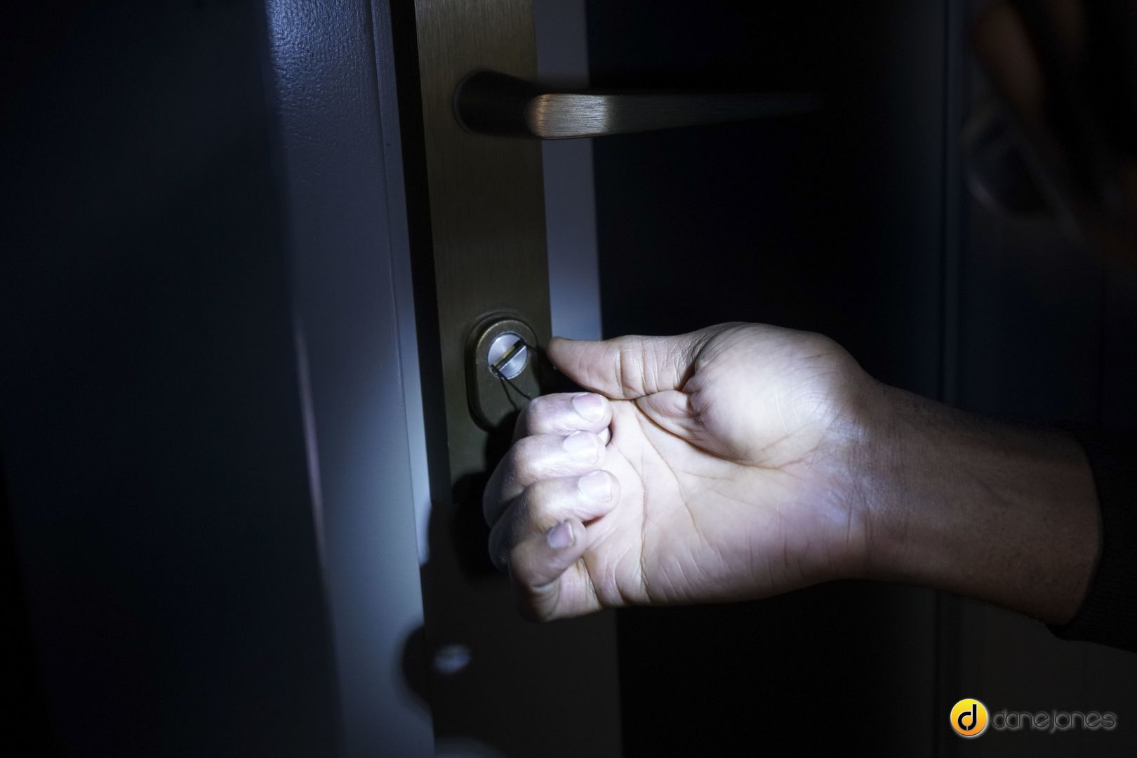 Intruder handcuffed by housewife