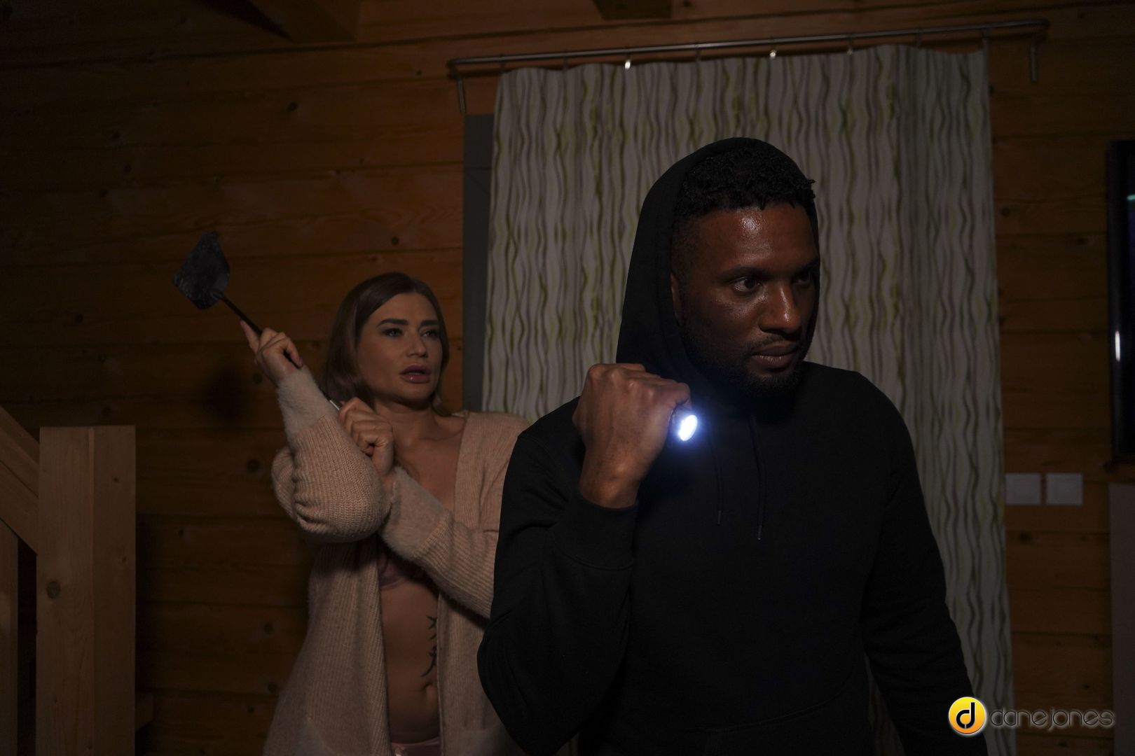 Intruder handcuffed by housewife