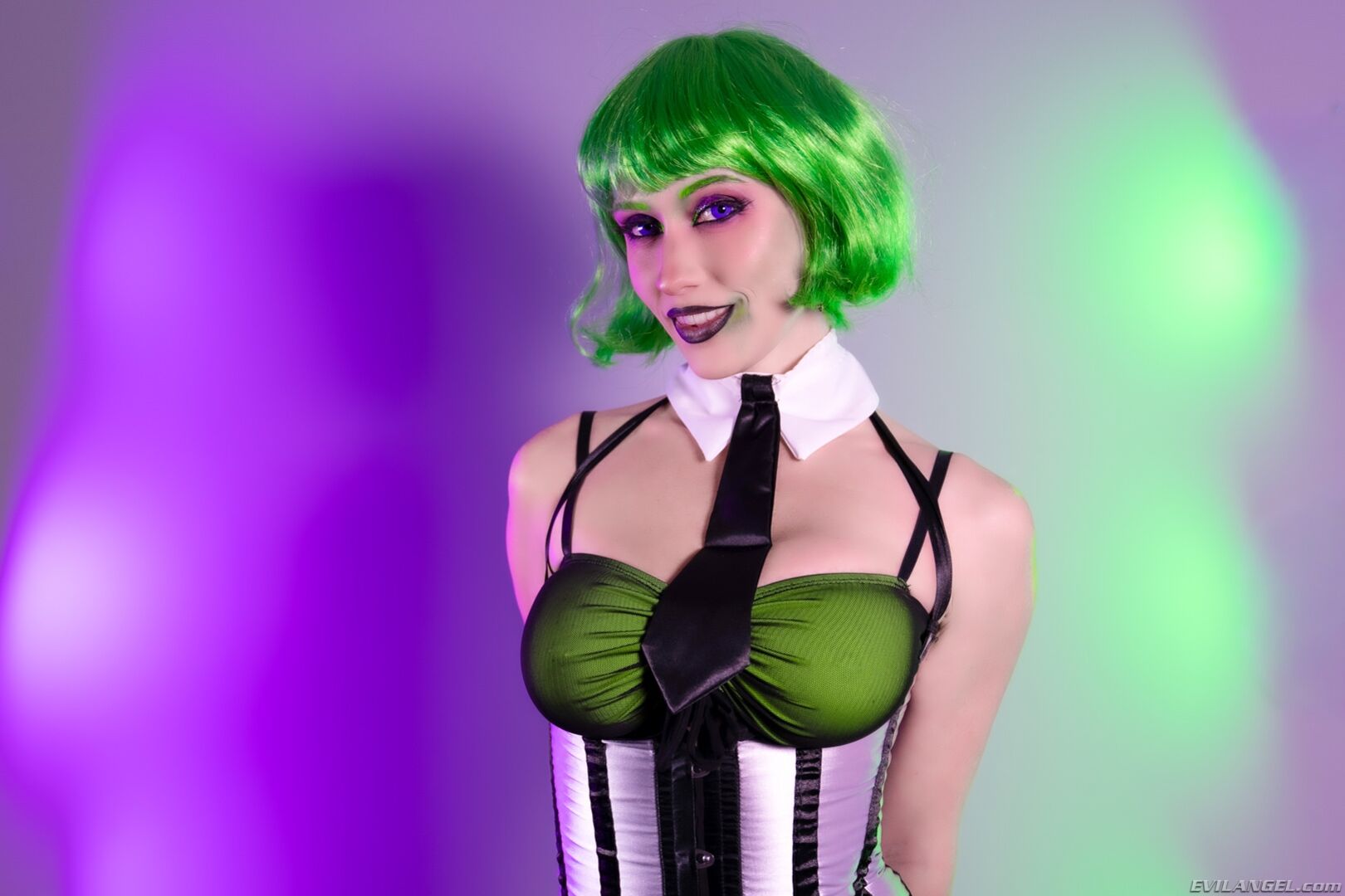 Freak Show Slut Takes Giant Appendage