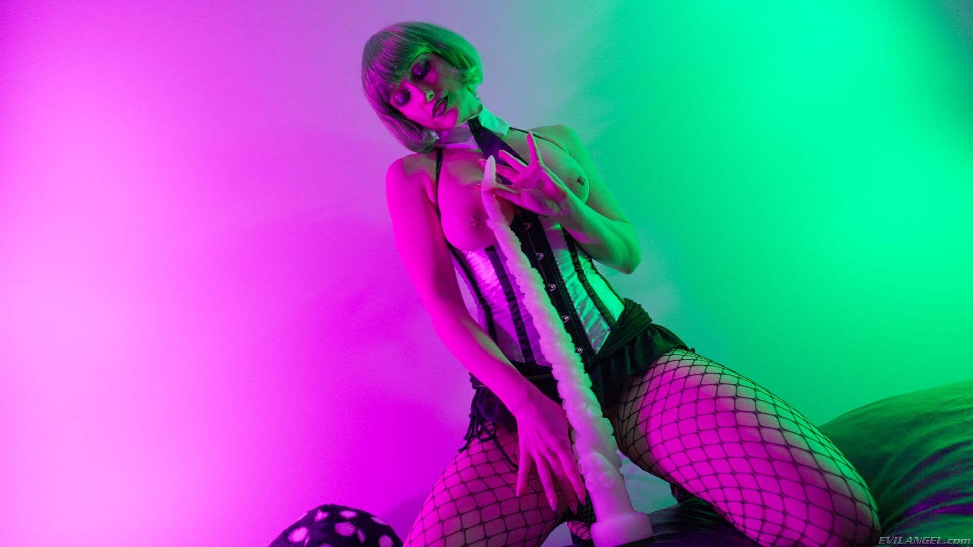 Freak Show Slut Takes Giant Appendage