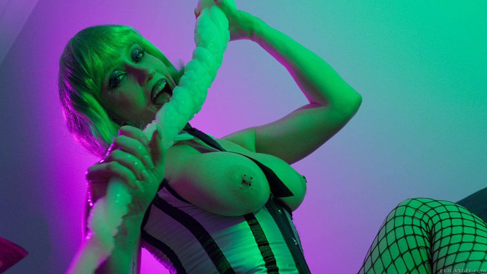 Freak Show Slut Takes Giant Appendage