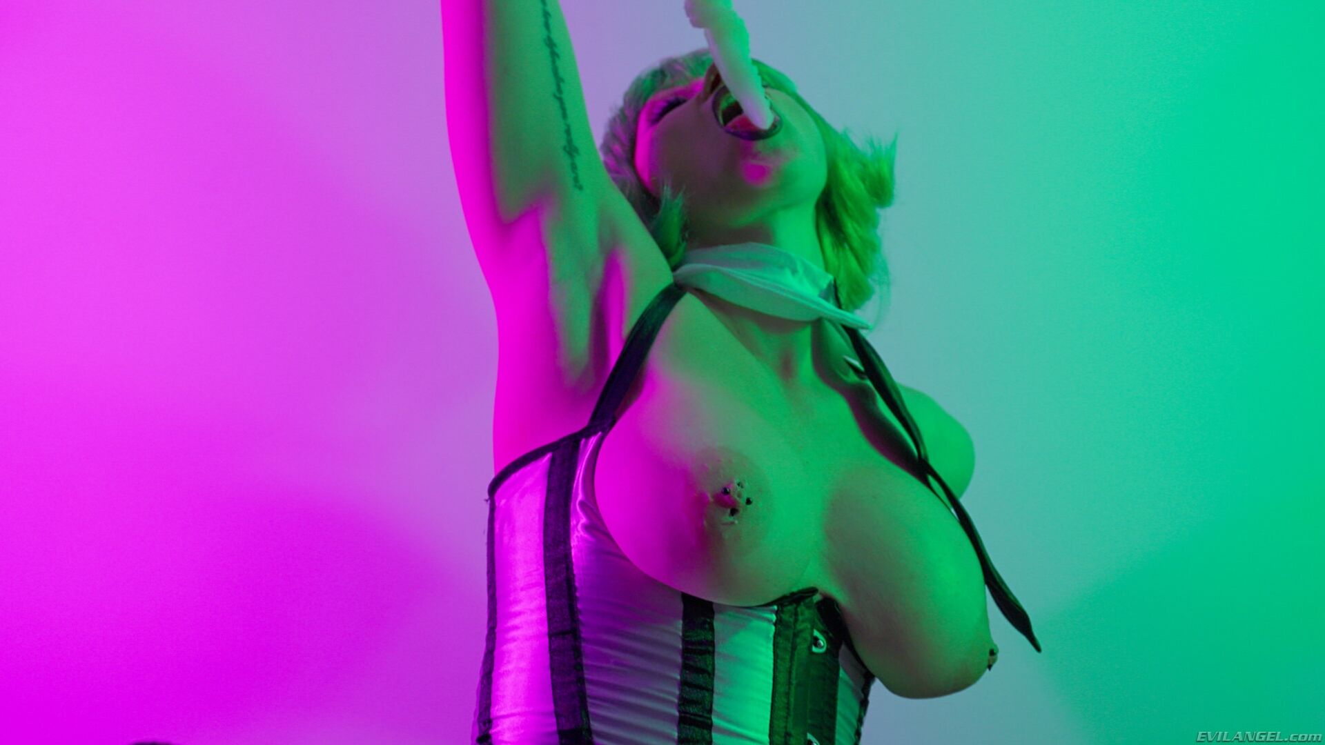 Freak Show Slut Takes Giant Appendage
