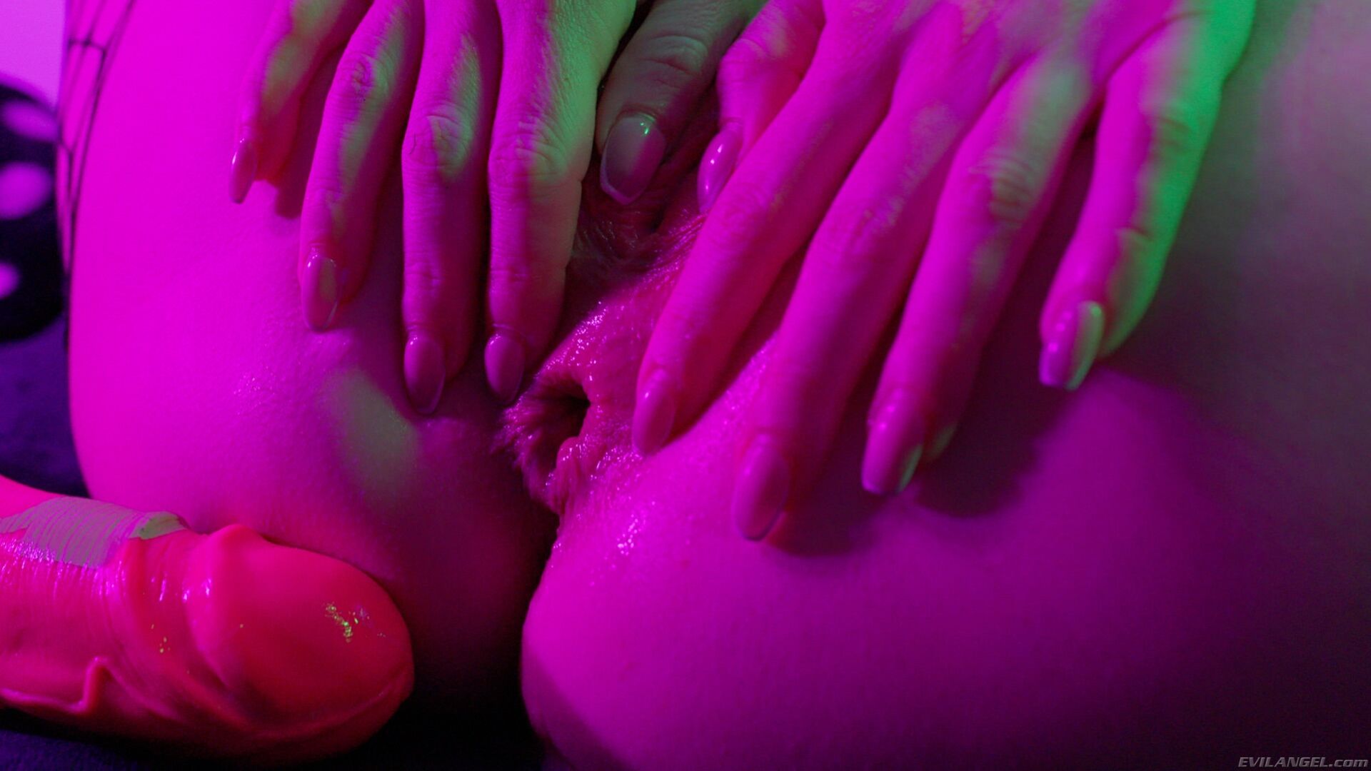 Freak Show Slut Takes Giant Appendage