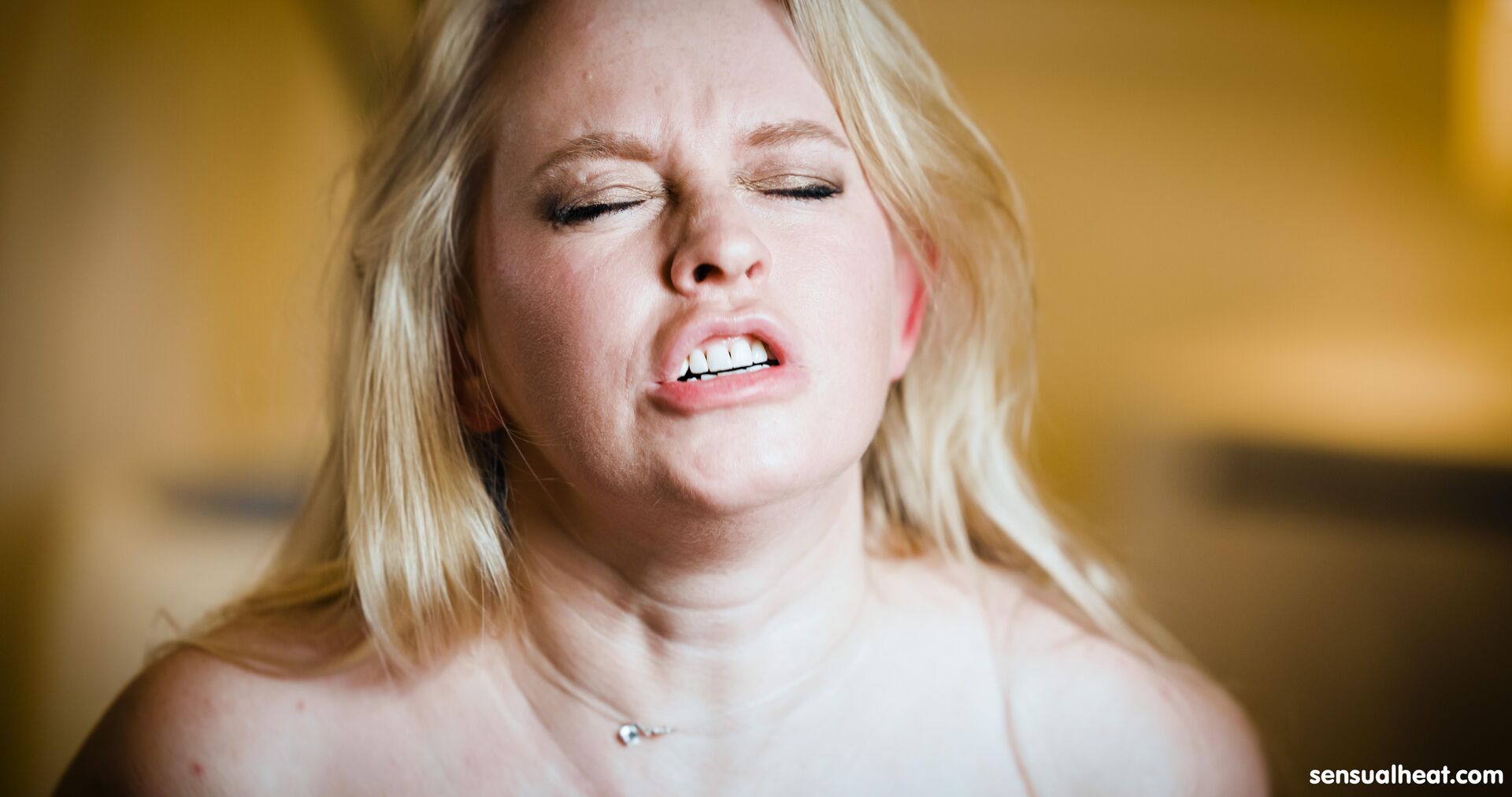 Curvy anna lynx fucks herself