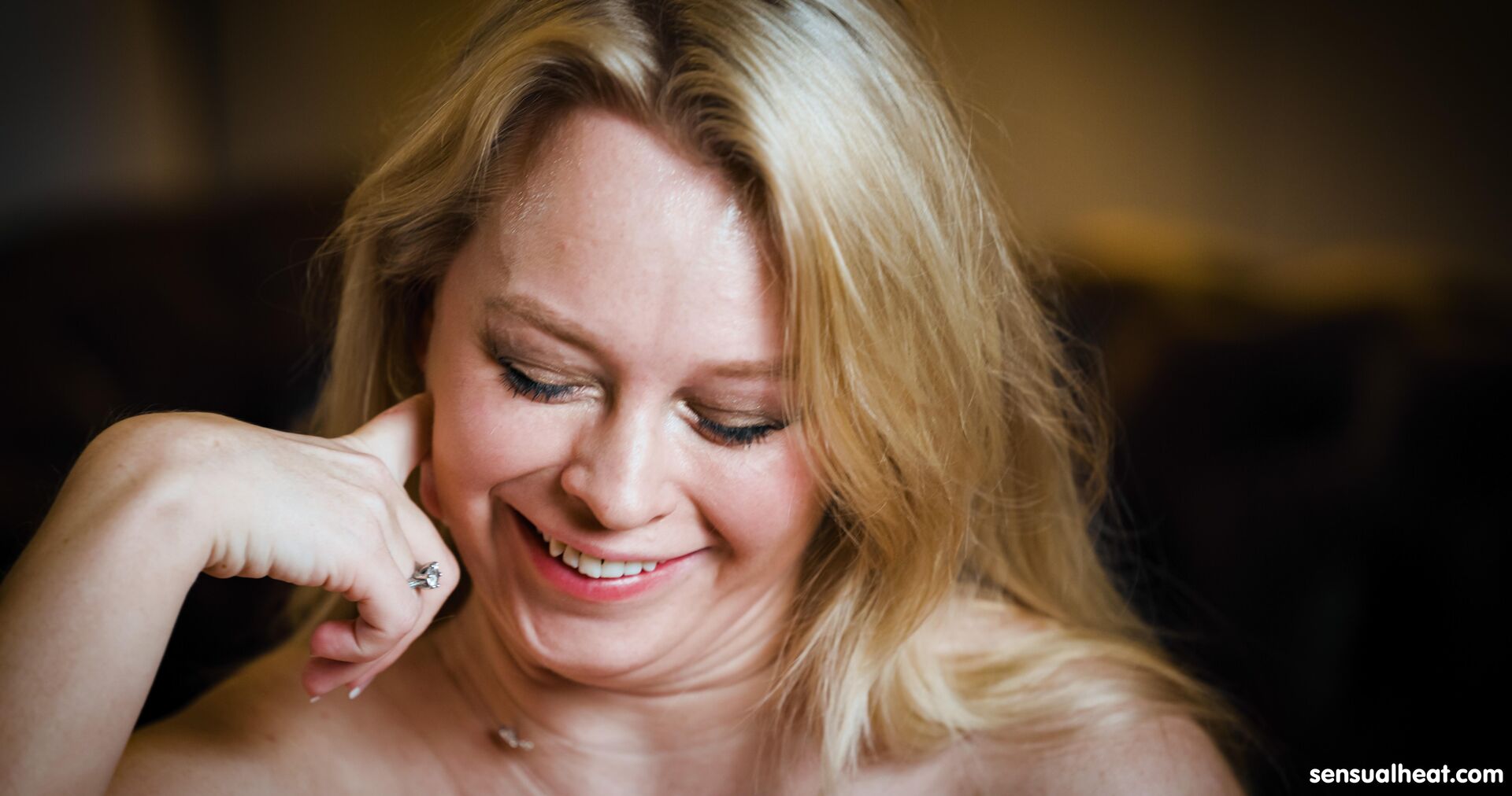 Curvy anna lynx fucks herself