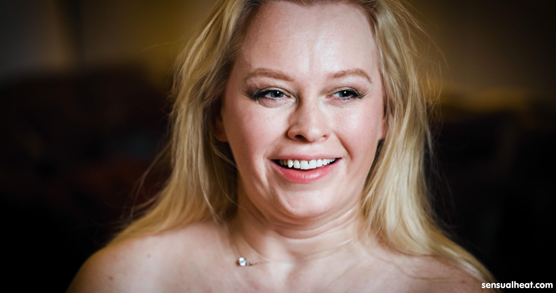 Curvy anna lynx fucks herself