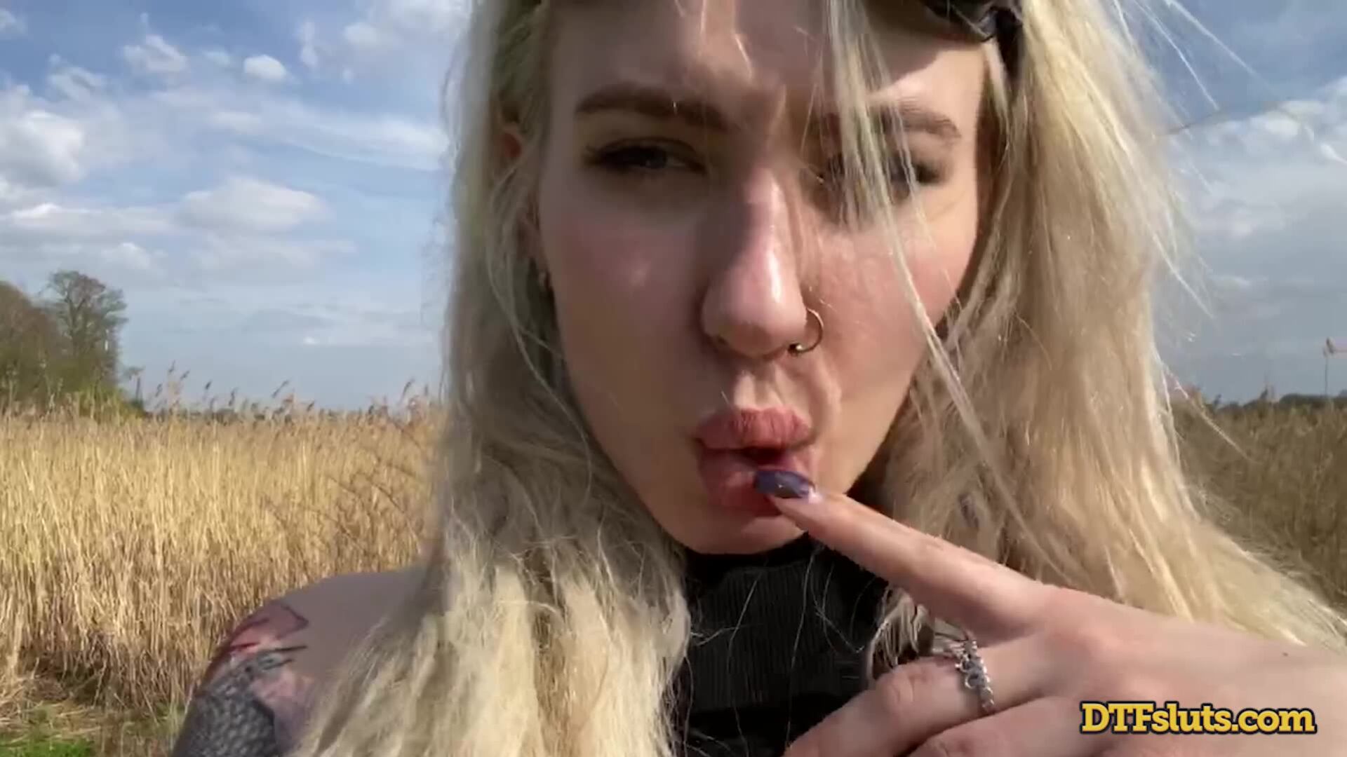 Bella Mur Loves to Fuck Outside