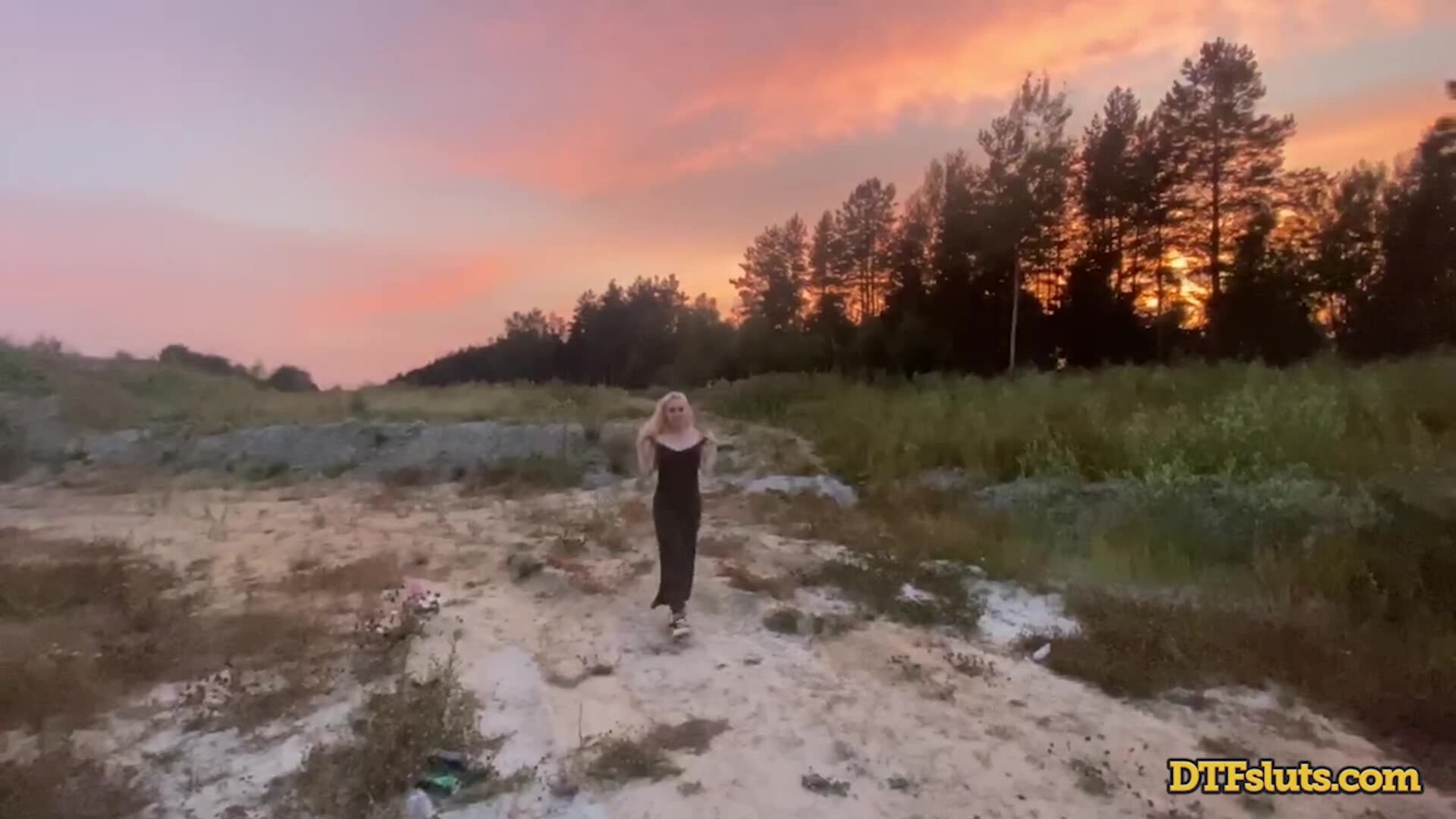 Bella Mur Loves to Fuck Outside
