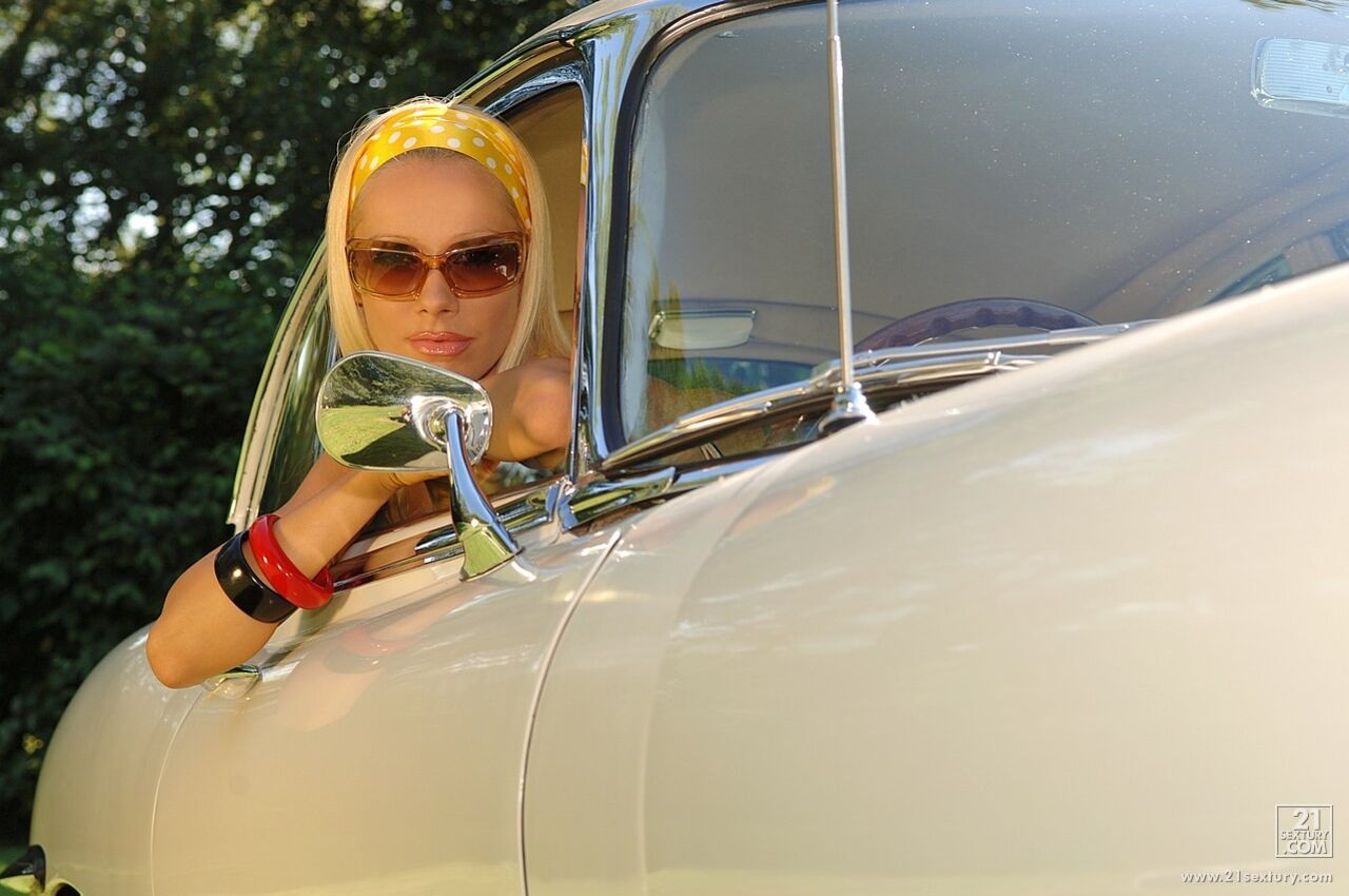 Retro chick