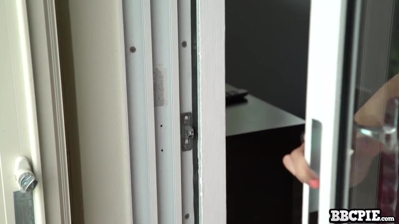 Aria Skye: Creampie Bandit