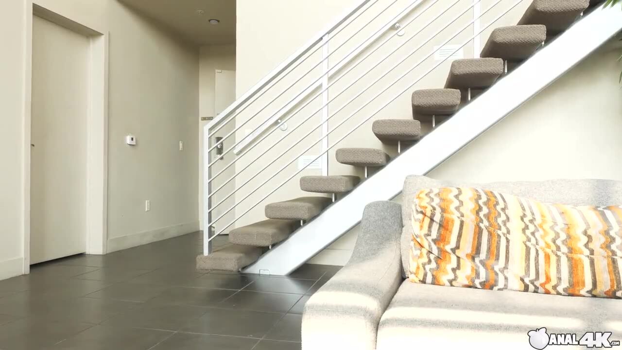 Luna Mills Walks In On Her Stepbro And They Fuck