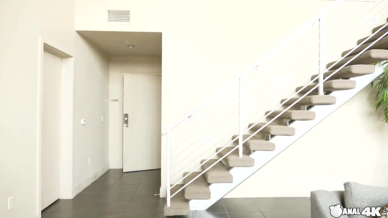 Luna Mills Walks In On Her Stepbro And They Fuck