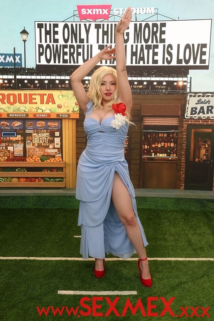 LESLIE GAGA IN THE SUPER BLOW HALFTIME SHOW . Paola Rubiel