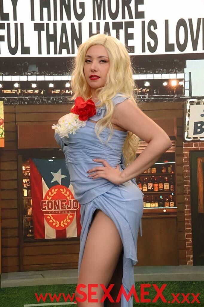 LESLIE GAGA IN THE SUPER BLOW HALFTIME SHOW . Paola Rubiel